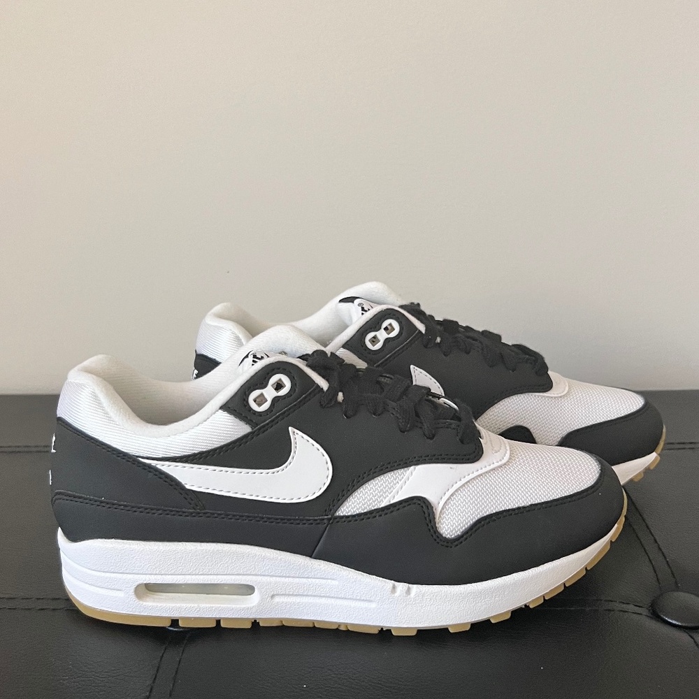 NIKE Air Max BRAND NEW Women's 7